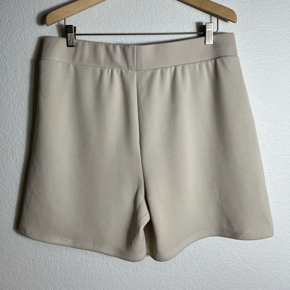 NWOT Lazypants Shorts cream Elastic Waist Inseam  5” Pockets - Picture 6 of 6